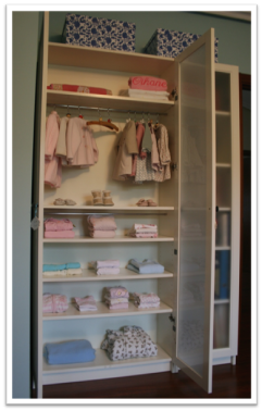 (2) Reutiliza un armario libreria como armario bebe